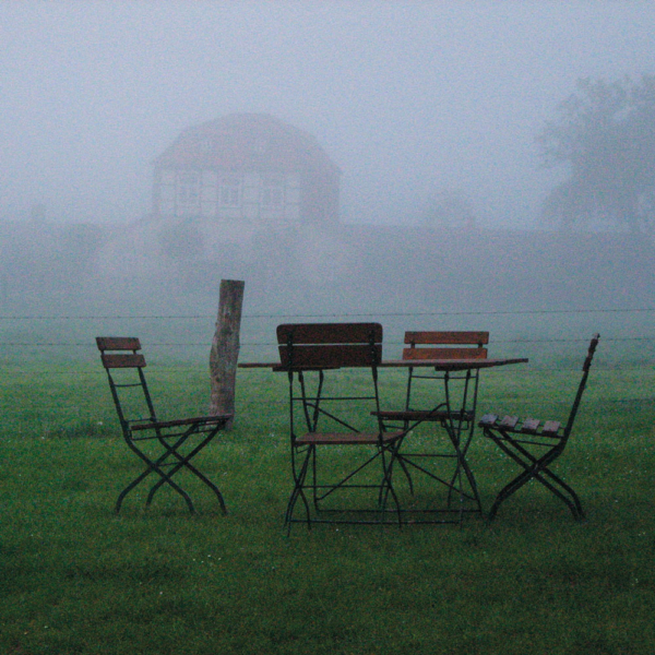 Stuehle-im-Morgennebel